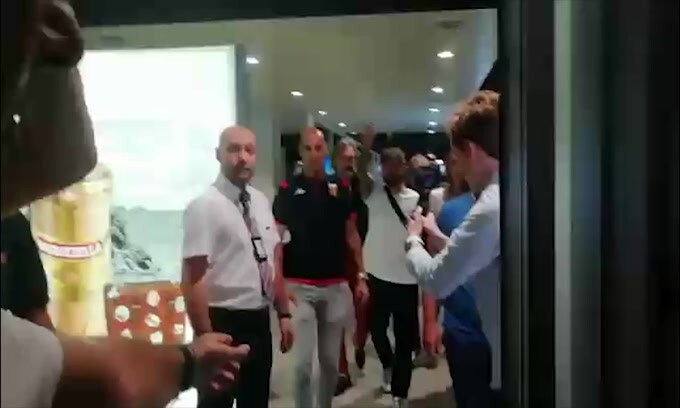Genoa, arriva Schone: delirio in aeroporto