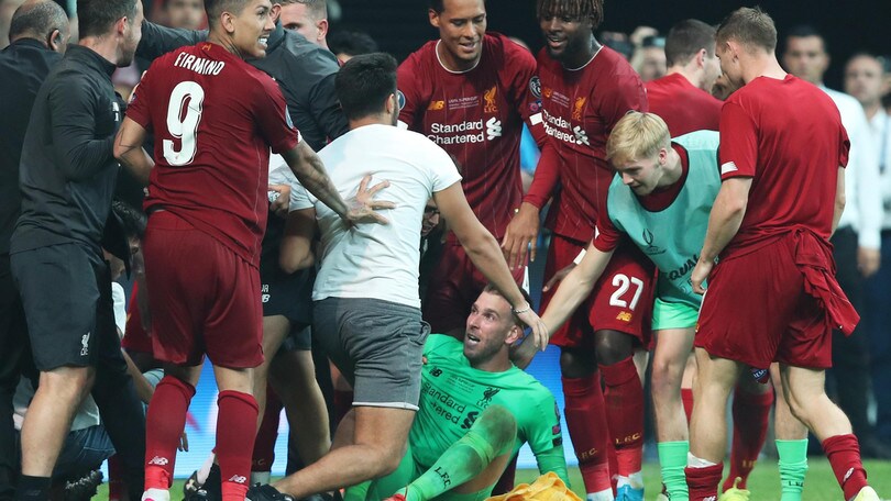Liverpool, Adrian ko per colpa di un tifoso