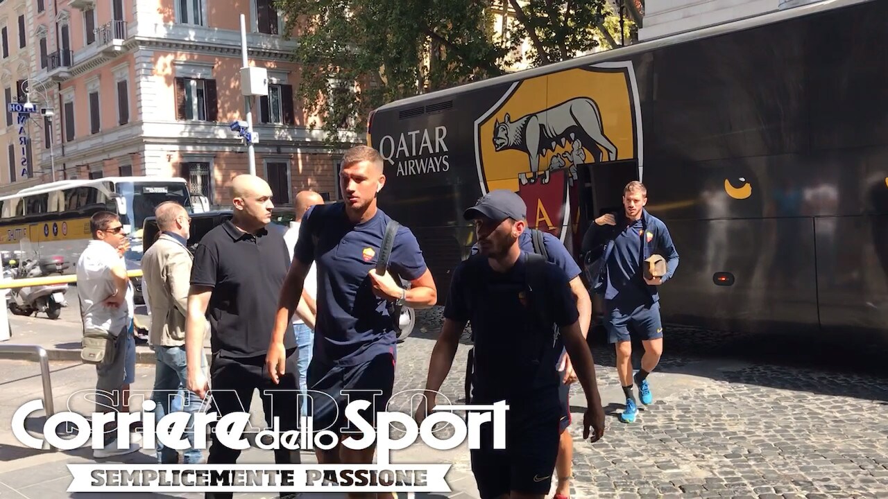 La Roma parte per Arezzo: quanti sorrisi per Edin Dzeko!