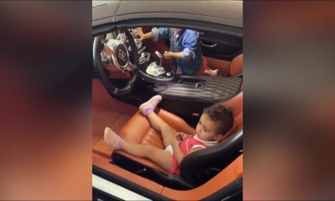 CR7, i figli sull'auto di papà