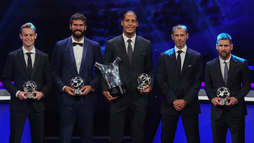 Leo Messi indossa Emporio Armani al Gala della Uefa