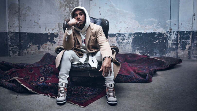 Non solo Formula 1: Lewis Hamilton in pista per Tommy Hilfiger