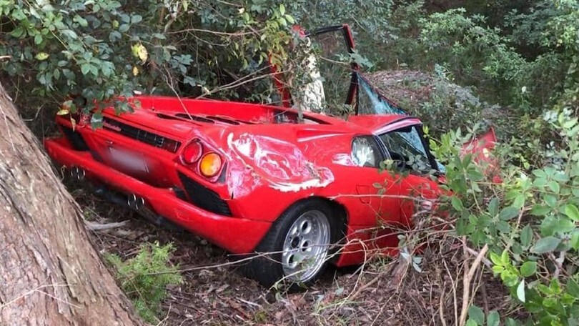 Compra una Lamborghini Diablo e la distrugge