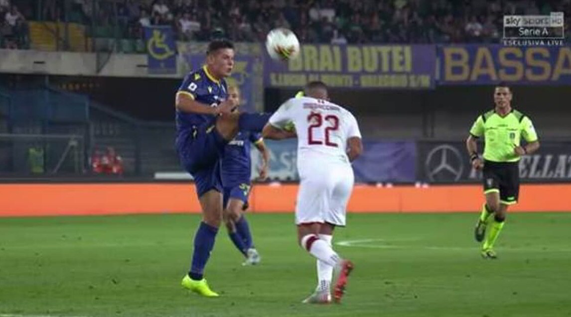 <p>Le immagini dell'episodio al 20' di Verona-Milan: l'arbitro Manganiello estrae il cartellino giallo ma, dopo aver consultato il monitor, opta per il rosso per punire l'intervento a gamba tesa del calciatore polacco sul difensore rossonero (frame Sky Sport)</p>
