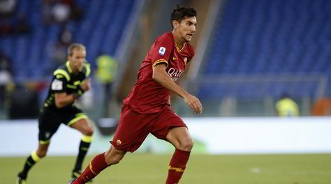 Pellegrini, la mani sulla maglia di Totti