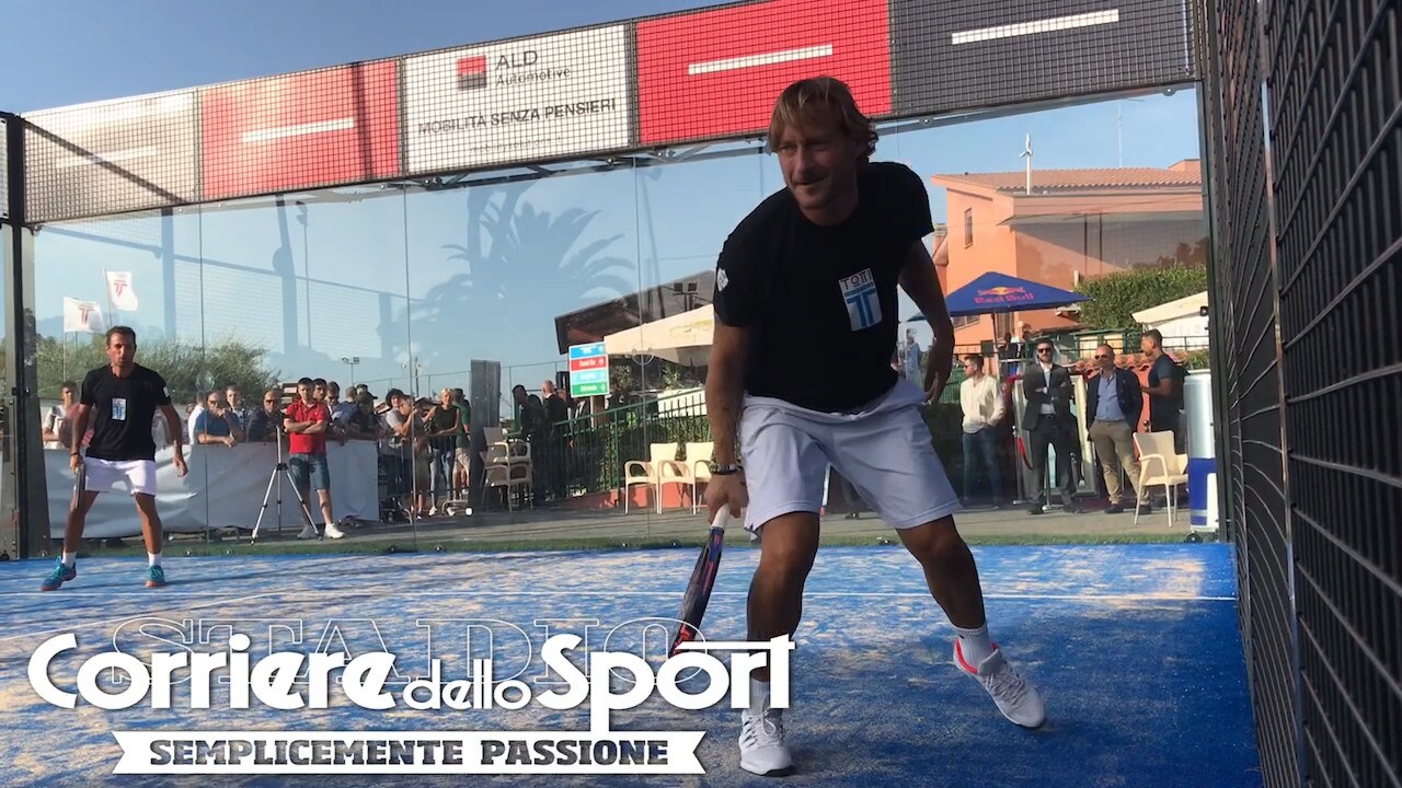 Totti, magie anche a paddle. Gli avversari scherzano: "È cotto!"
