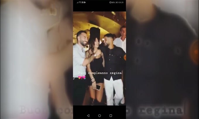Lorenzo Insigne canta al compleanno della moglie
