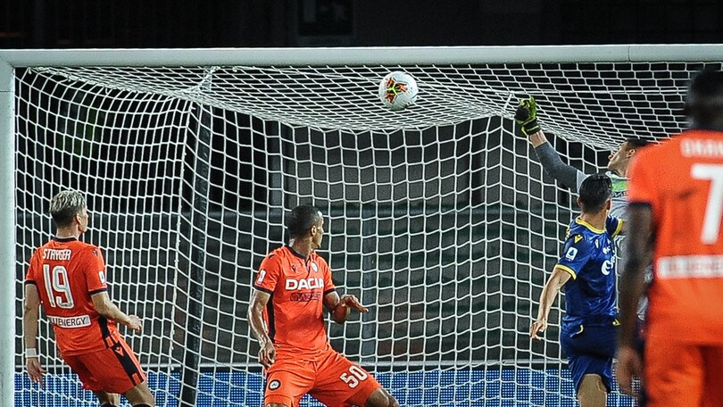 Le speranze del Verona s'infrangono sulla traversa di Stepinski