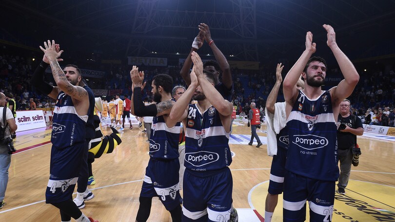 Fortitudo Bologna vincente all'esordio: Pesaro battuta 80-72