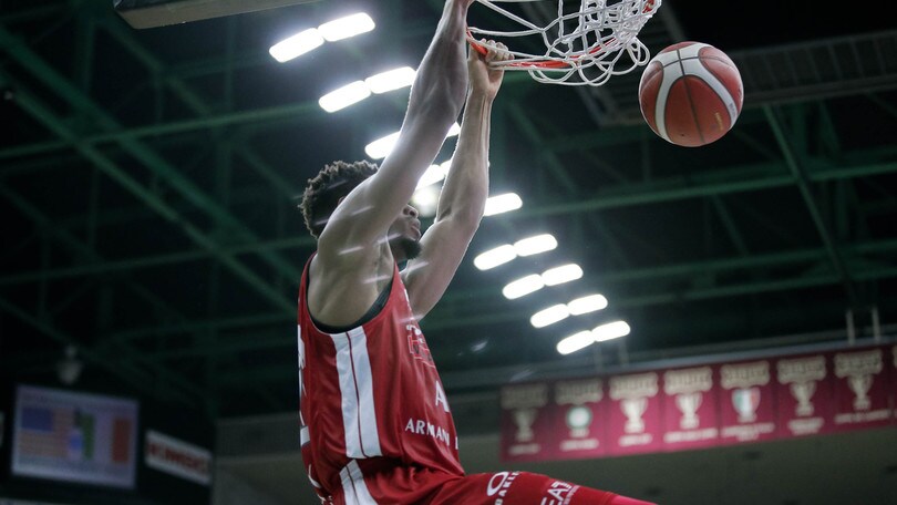 Esordio facile per l'Olimpia Milano, bene Sassari e Venezia. Brindisi ko