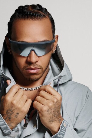 Lewis Hamilton firma anche gli occhiali