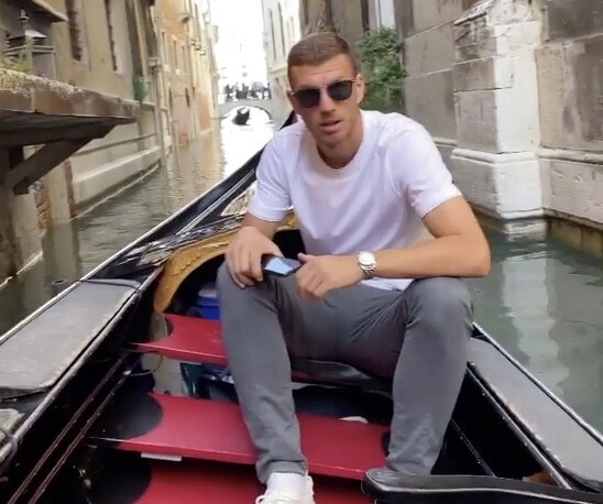 Dzeko, giro in gondola a Venezia con la bella Amra