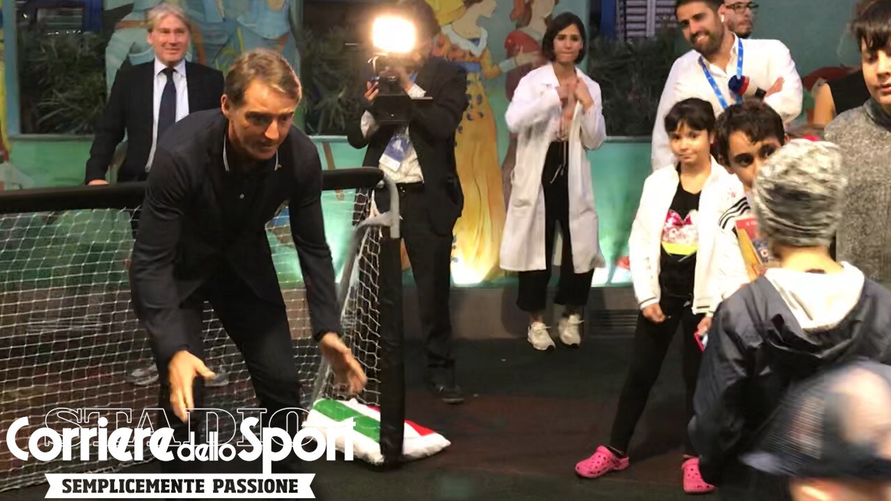 Mancini, Bonucci e Barella sfidano i piccoli pazienti ai calci di rigore