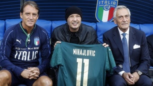 Sorpresa all'Olimpico: Mancini regala a Mihajlovic la maglia dell'Italia
