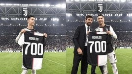 Juve, Agnelli abbraccia Cristiano Ronaldo: maglia speciale per i 700 gol