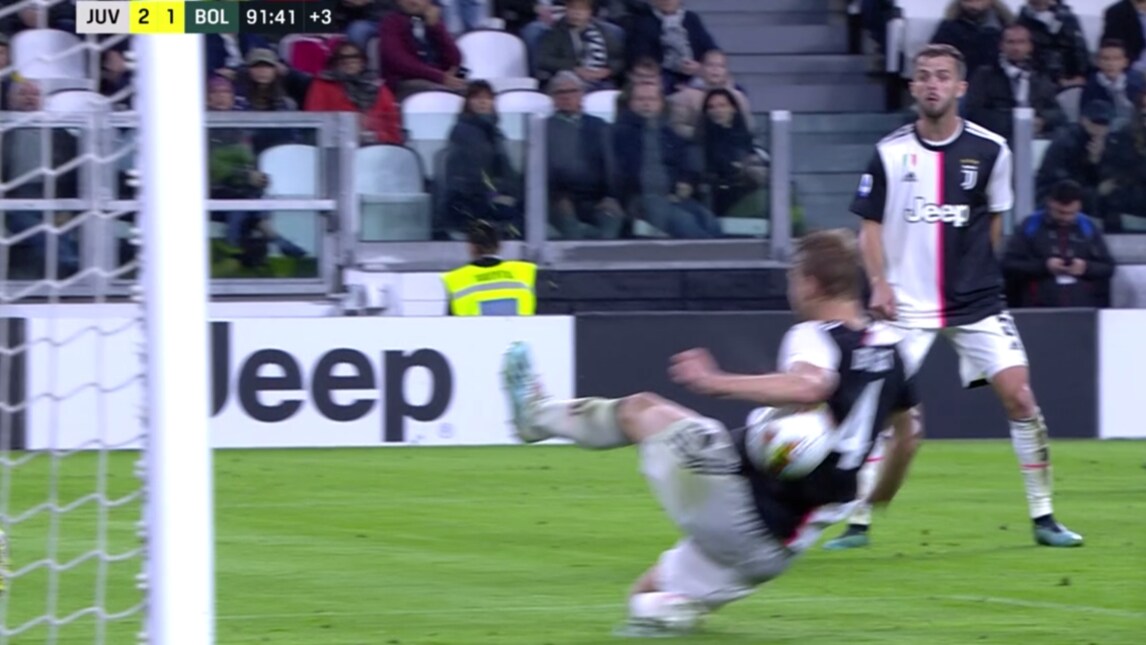 Gomito in area di De Ligt: l'arbitro non dà il rigore