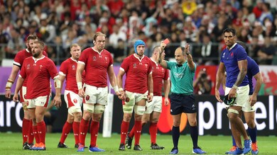 L'arbitro Peyper sbeffeggia il giocatore espulso con i tifosi del Galles: Francia furiosa