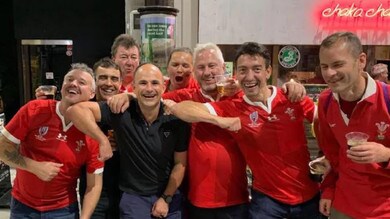 Niente semifinali per l'arbitro Peyper: colpa delle foto coi tifosi del Galles