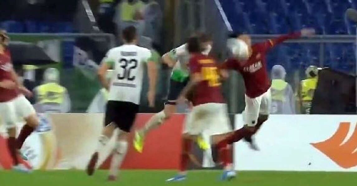 Smalling colpisce di faccia: non c'è il Var e l'arbitro dà il rigore