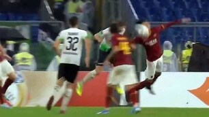 Smalling colpisce di faccia: non c'è il Var e l'arbitro dà il rigore