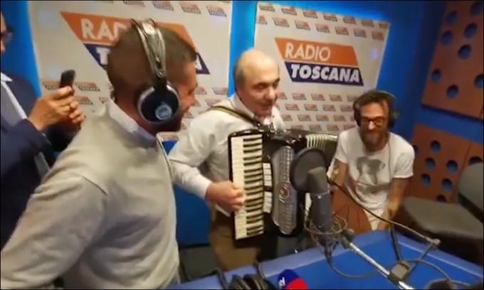 Commisso show: suona l'inno della Fiorentina con la fisarmonica