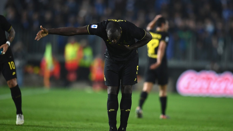 Lukaku, solito inchino ai tifosi: l’Inter soffre ma si prende la vetta
