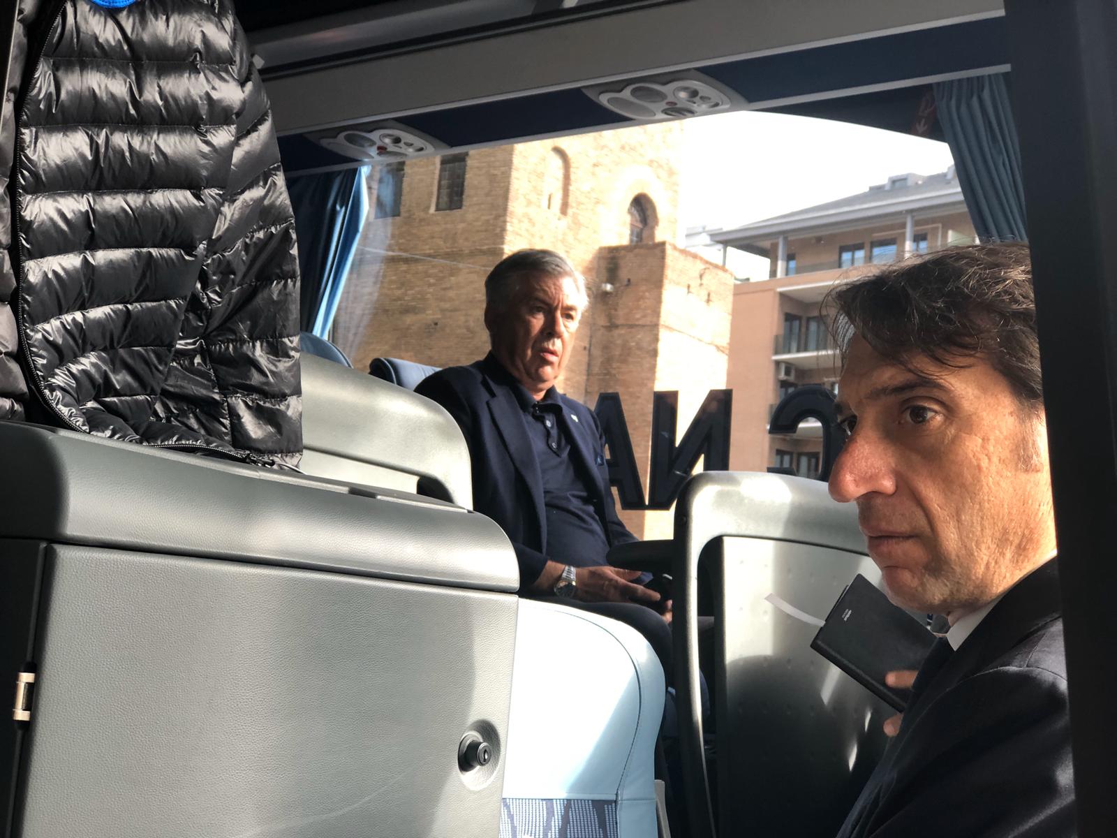 Ancelotti scuro in volto sul pullman del Napoli