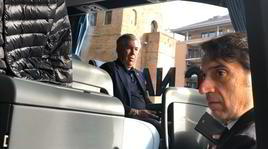 Ancelotti scuro in volto sul pullman del Napoli