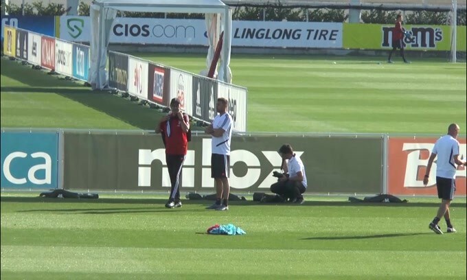 Sarri vede Douglas Costa sulla trequarti