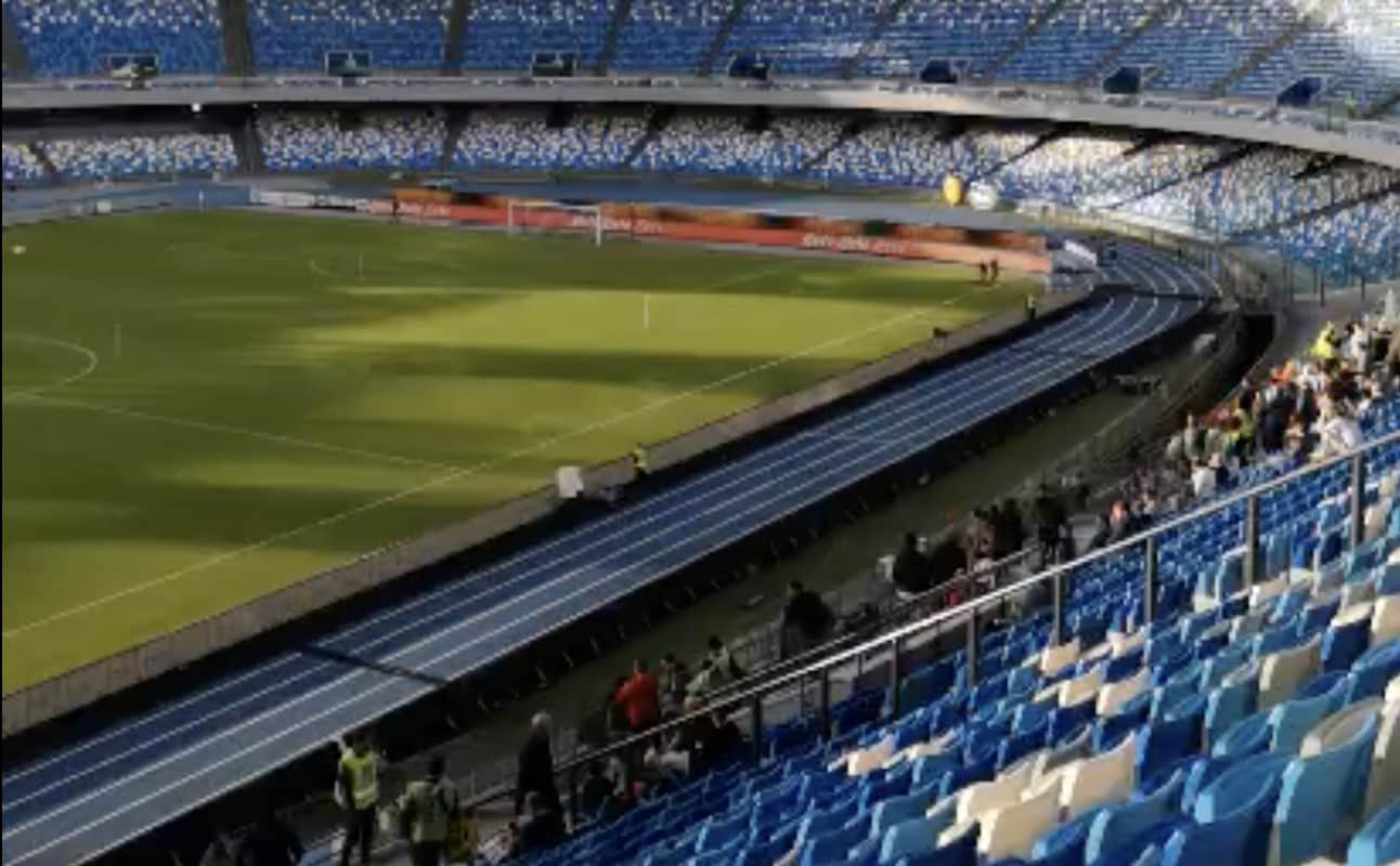 Napoli, contestazione e offese ai giocatori: "Posate la maglia e andate via"