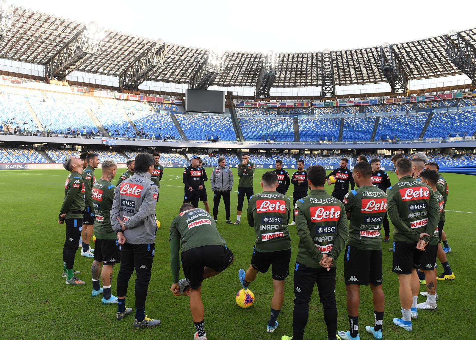 Il Napoli si allena davanti ai tifosi che contestano