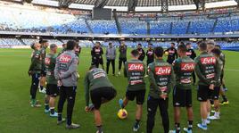 Il Napoli si allena davanti ai tifosi che contestano