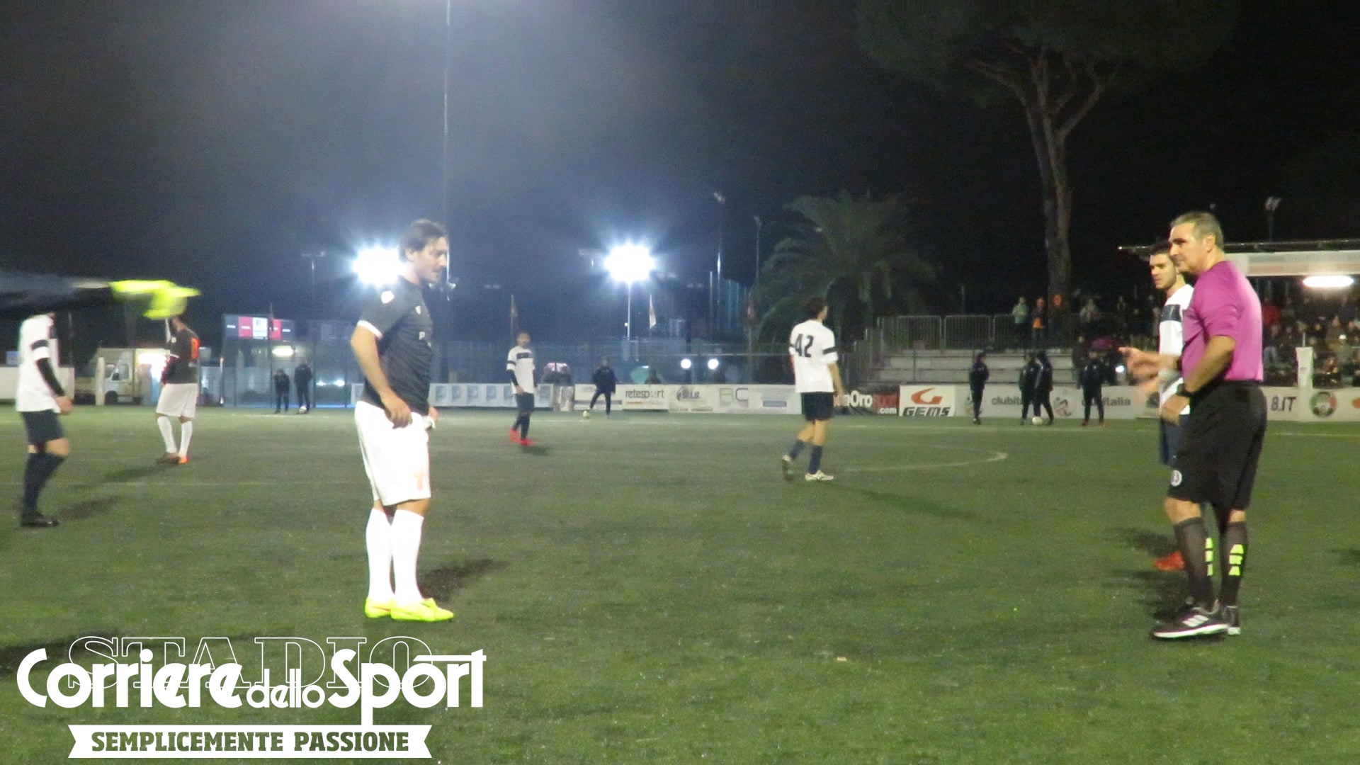L'arbitro vede Totti e perde il fischietto: "Ma che te lo sei mangiato?"