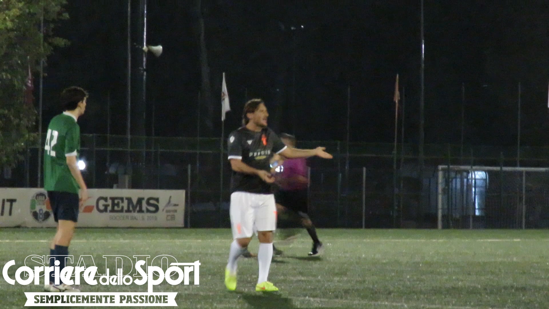 Entrambe le squadre in verde. Totti: "Ma chi è 'sto scienziato?"
