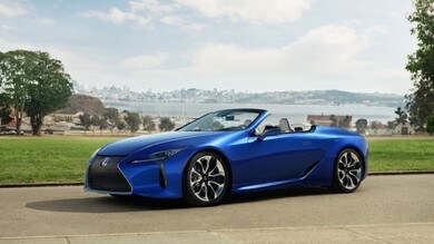 Lexus LC 500 Convertible, la coup&eacute; sfila a Los Angeles