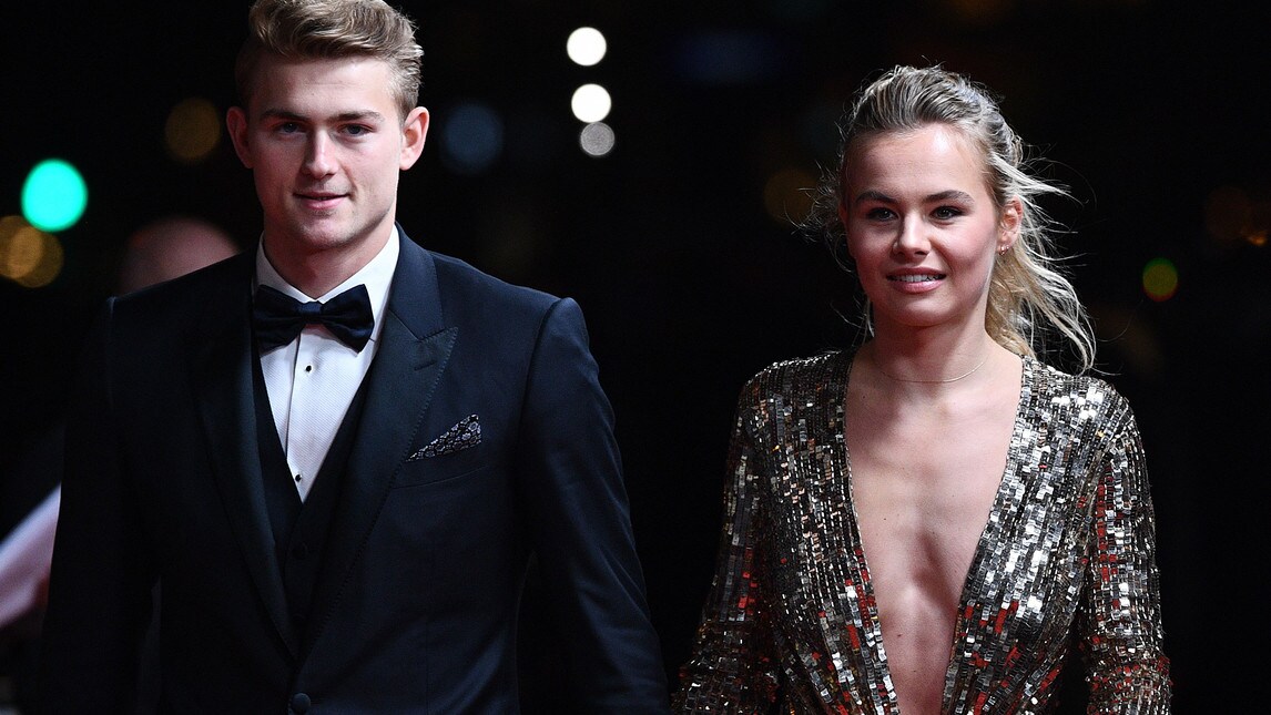 Pallone d'Oro: De Ligt con Annekee, Messi con Antonella. Le wags incantano Parigi
