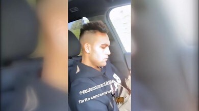 Lautaro concentrato, Candreva lo riprende