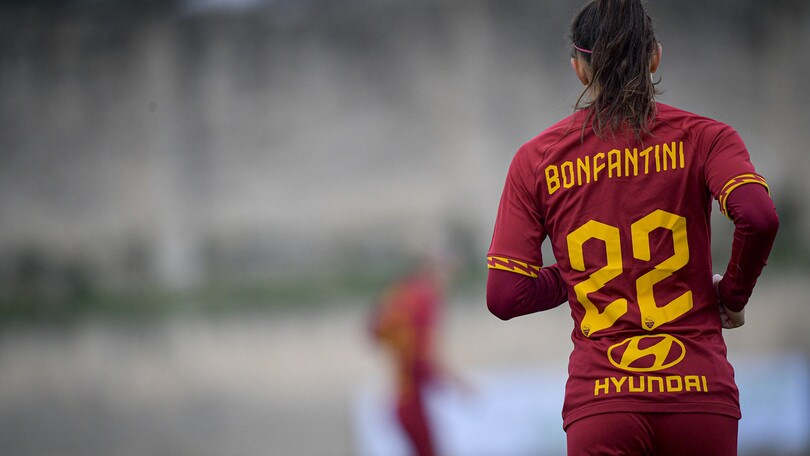 La Roma vince a Bari e sale al secondo posto, prodezza di Giugliano al rientro