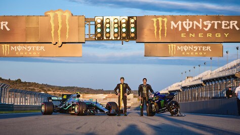 Valentino Rossi guida la Mercedes di Hamilton: nuove immagini della sfida