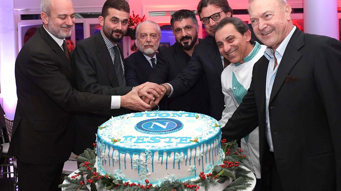 Napoli, Gattuso fa il discorso e taglia la torta con De Laurentiis