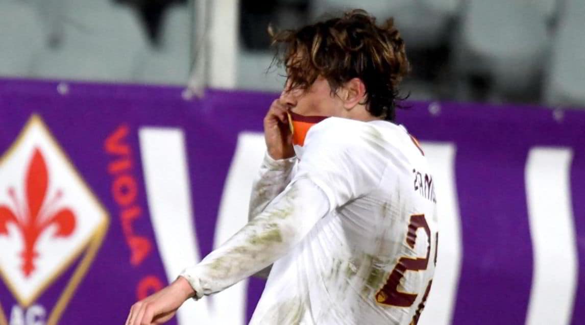 Zaniolo segna contro la Fiorentina e bacia la maglia della Roma