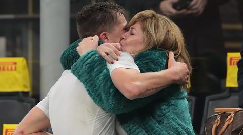 Esposito abbraccia la mamma dopo il primo gol in Serie A: foto