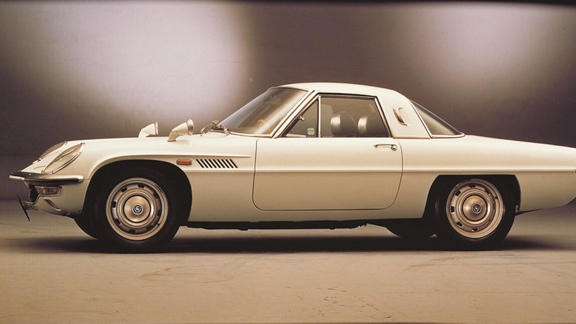 Arrivato sul mercato nel lontano 1967 è uno dei modelli più iconici della Casa di Hiroshima, nonché il primo ad essere stato equipaggiato col sofisticato motore Wankel