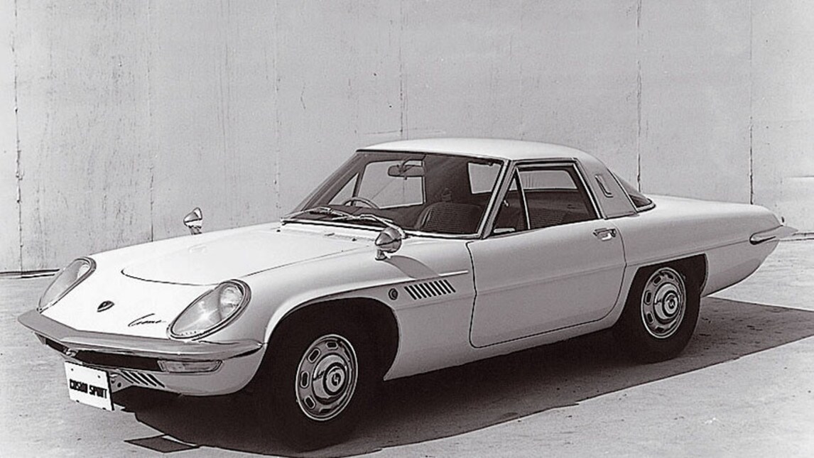 Arrivato sul mercato nel lontano 1967 è uno dei modelli più iconici della Casa di Hiroshima, nonché il primo ad essere stato equipaggiato col sofisticato motore Wankel