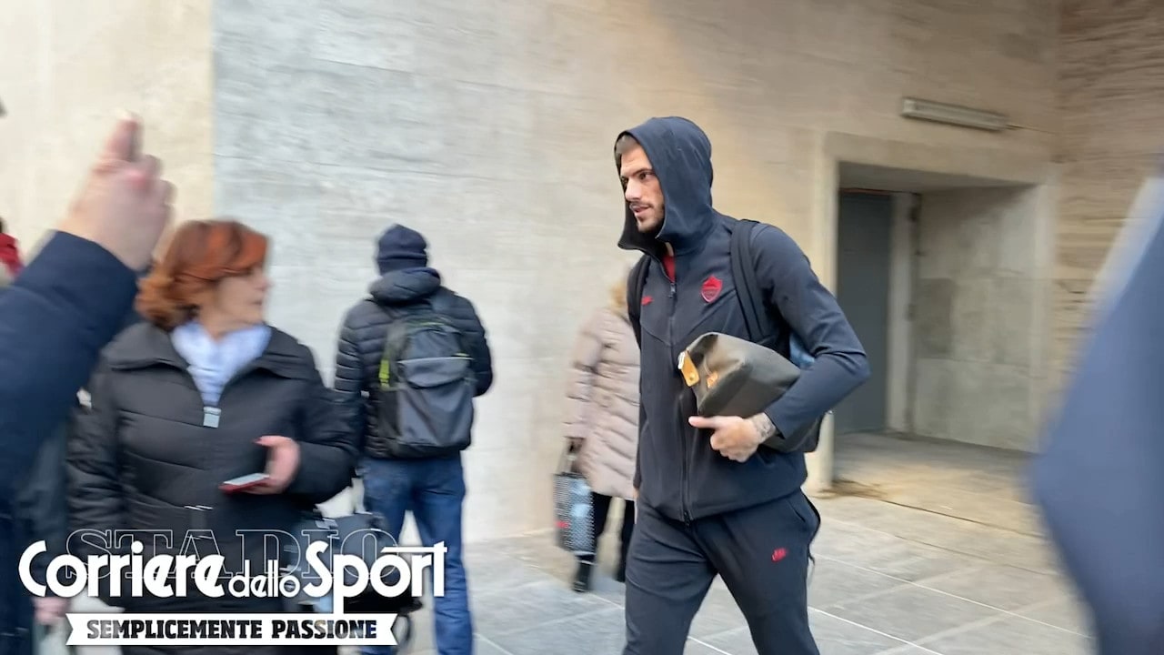 Roma, Santon torna verso il pullman: si è dimenticato la valigia!