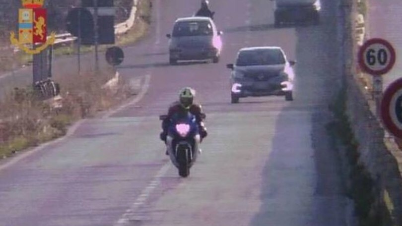 Giretto in moto a 210 Km/h: multa e "scuse" agli agenti
