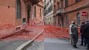 Roma, voragine in via Marco Aurelio: evacuato palazzo vicino al Colosseo