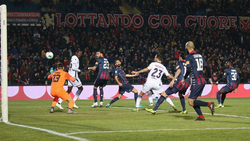 Messias regala il derby al Crotone, il Cosenza protesta per il gol del pari non visto