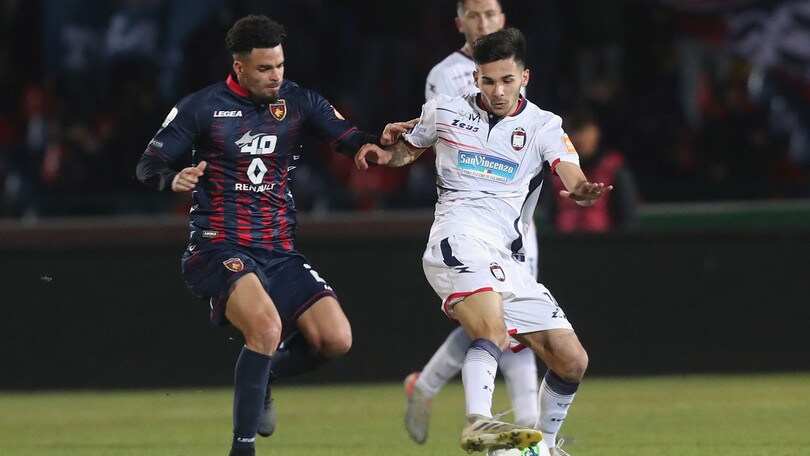 Messias regala il derby al Crotone, il Cosenza protesta per il gol del pari non visto
