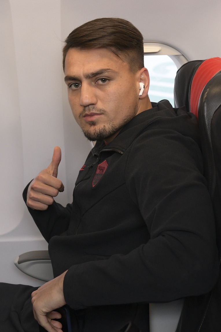 Roma, viaggio in aereo per Torino: pollice all'insù per la sfida alla Juve